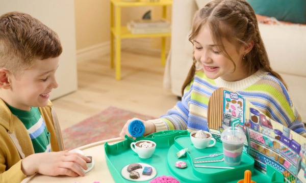 Djeca se igraju s kinetički pijesak setom i alatima za oblikovanje.