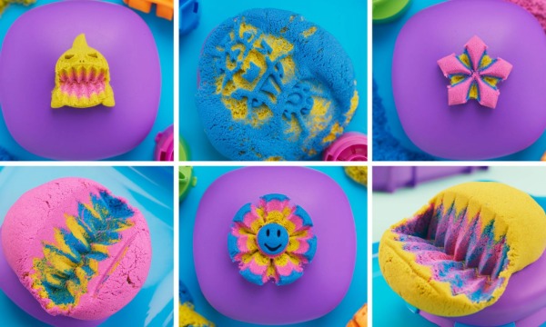 Šareni oblici od kinetički pijesak materijala izrađeni uz kalupe i alate.